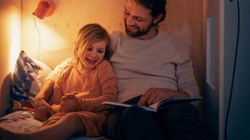 Far og datter der læser bog
