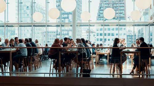 Medarbejdere der spiser frokost i kantine