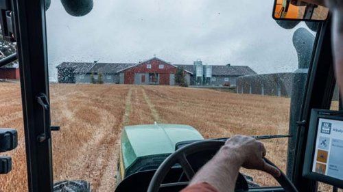 Foto taget fra førerhuset af en traktor.