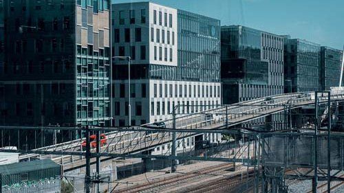 Store bygninger ved togskinner