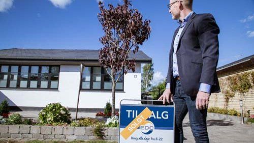 Ejendomsmægler fra EDC foran solgt hus