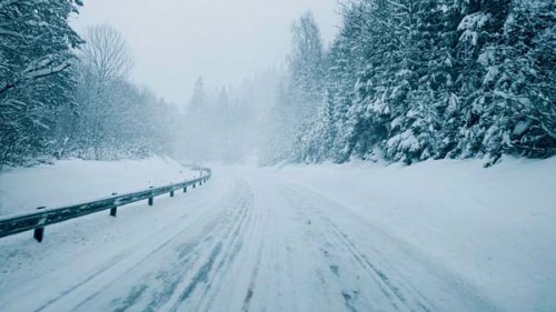Snefyldt vej uden biler en vinter.