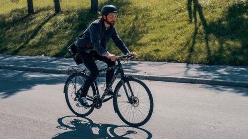 Cyklende mand i foråret