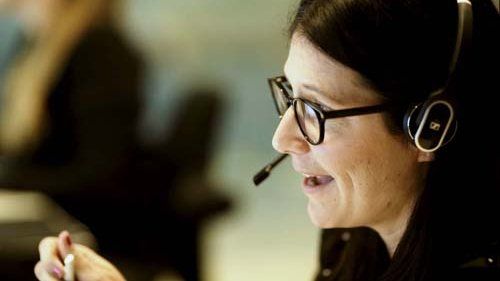 Kvinde taler i headset