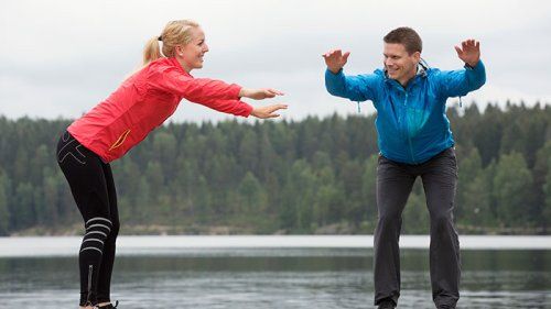 Mand og kvinde der træner
