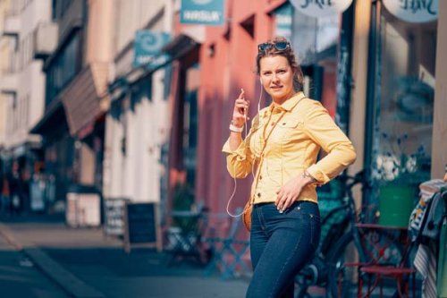 Dame taler i telefon med headset på