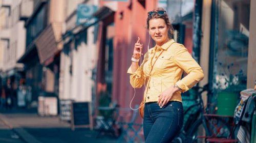 Dame taler i telefon med headset på