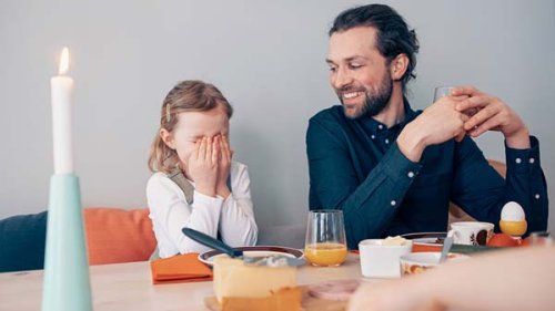 Far og datter spiser morgenmad sammen
