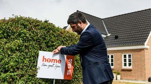 Home mægler sætter hus til salg