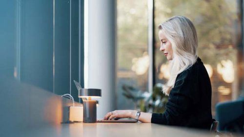 Kvinde der arbejder på computer på kontor
