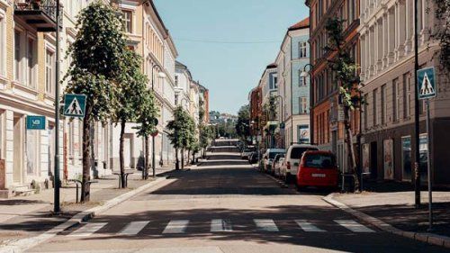 Flere biler parkeret efter hinanden i byen
