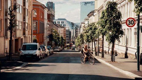 Parkerede biler i byen