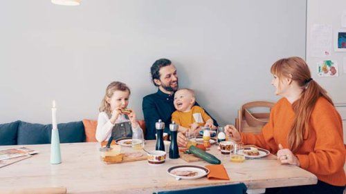 Familie spiser morgenmad