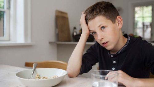 Dreng er lidt trist til mode under morgenmaden